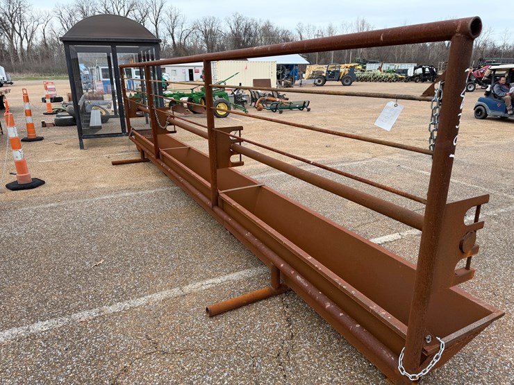 #7830-•-24ft-self-standing-cattle-feeder-image-3