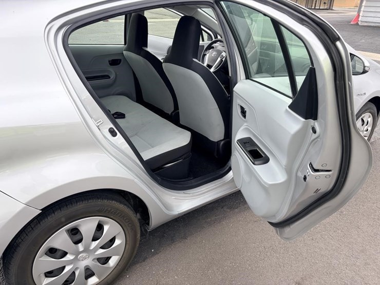 2014-toyota-prius-c-sedan-image-10