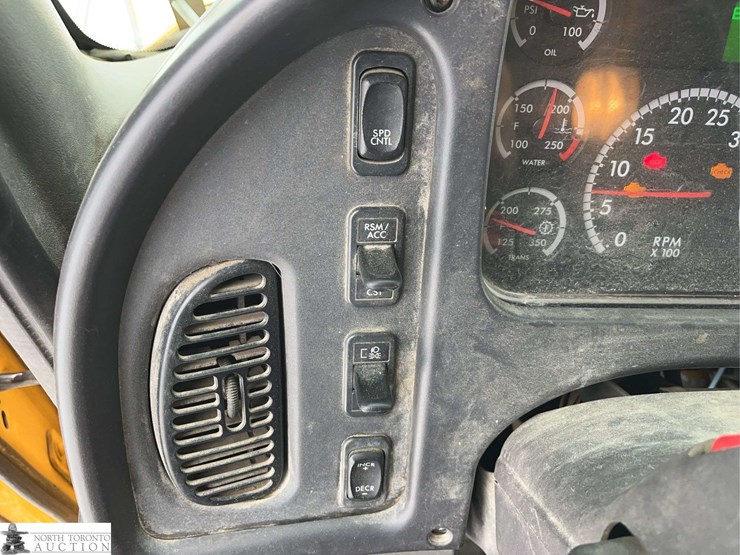 2016-freightliner-m2-106-image-20