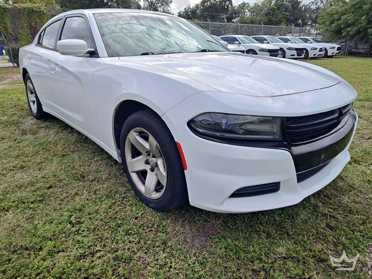 2017-dodge-charger-sedan-image-2