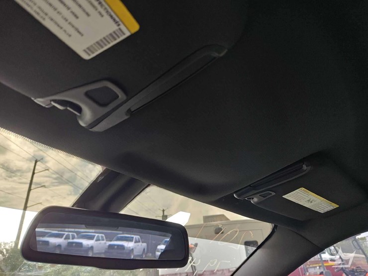 2017-dodge-charger-sedan-image-33