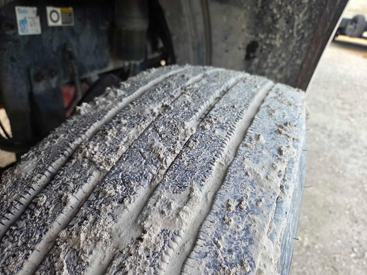 2013-peterbilt-388-image-40