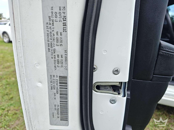 2017-dodge-charger-sedan-image-5