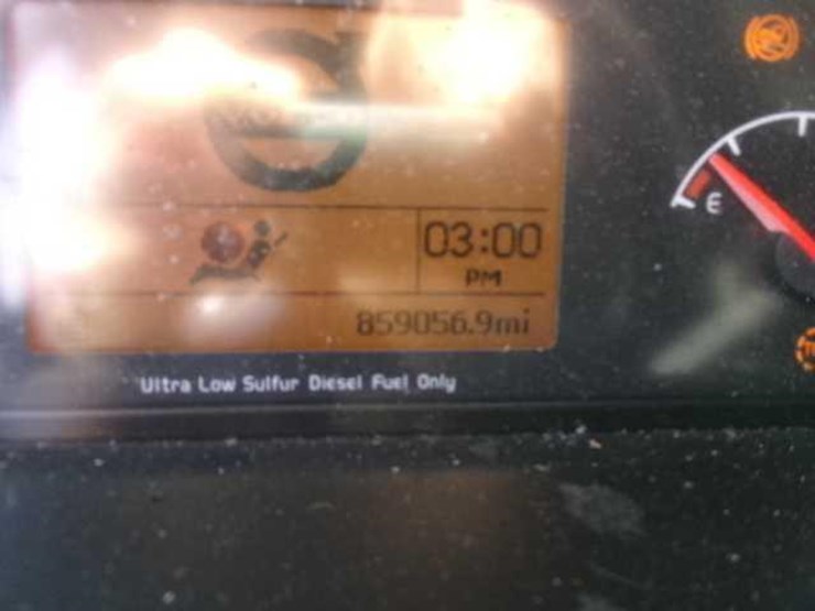 2014-volvo-vnl64t780-image-5