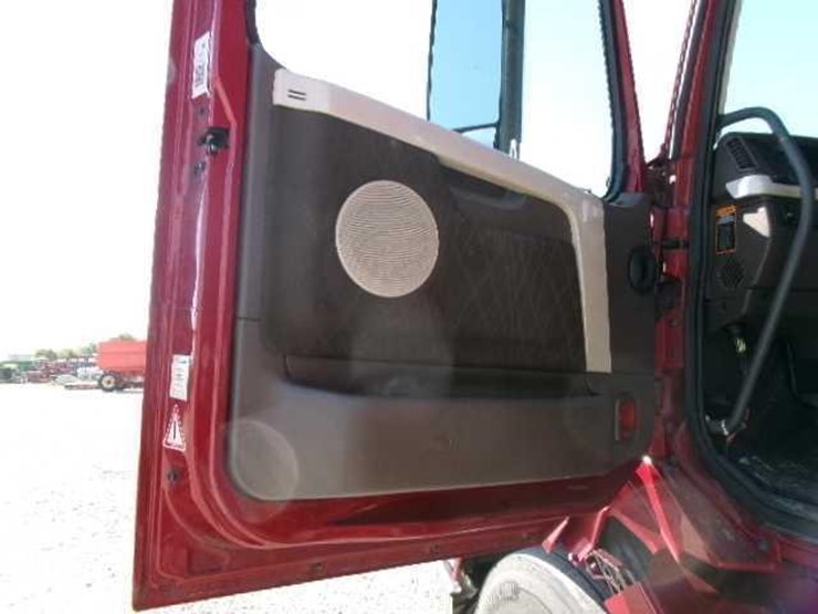 2014-volvo-vnl64t780-image-25