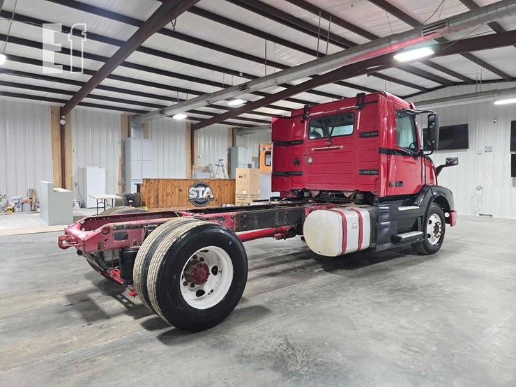 2017-volvo-vnl42300-image-3