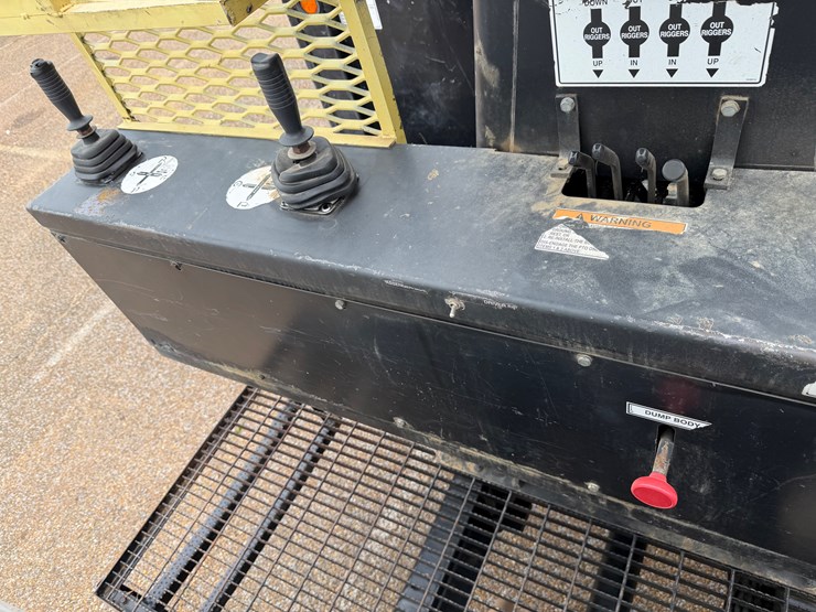 2016-freightliner-m2-106-image-32