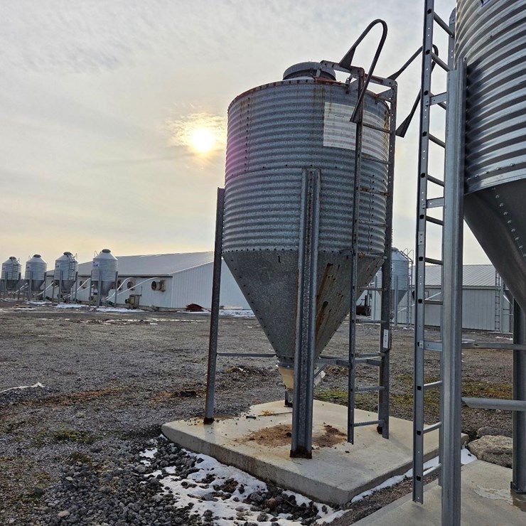 4 ton Chore Time feed bin