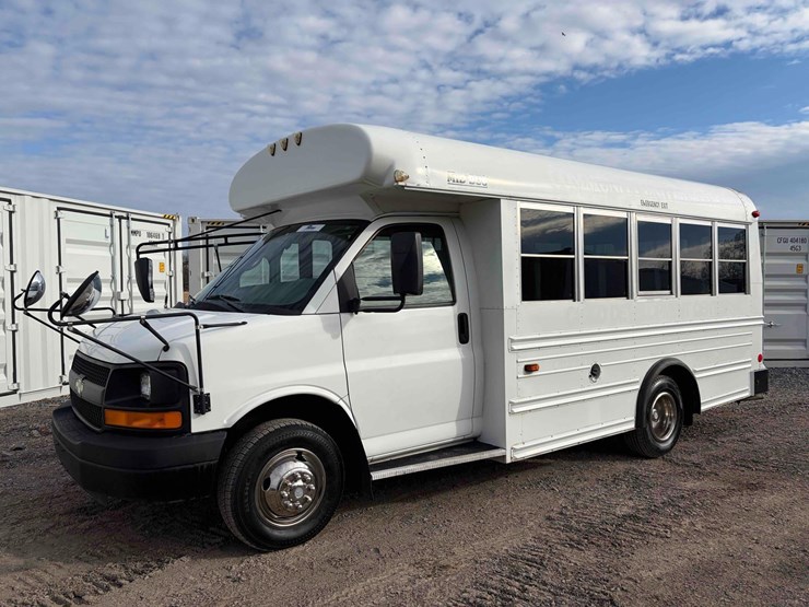 2005-chevrolet-bus-image-1