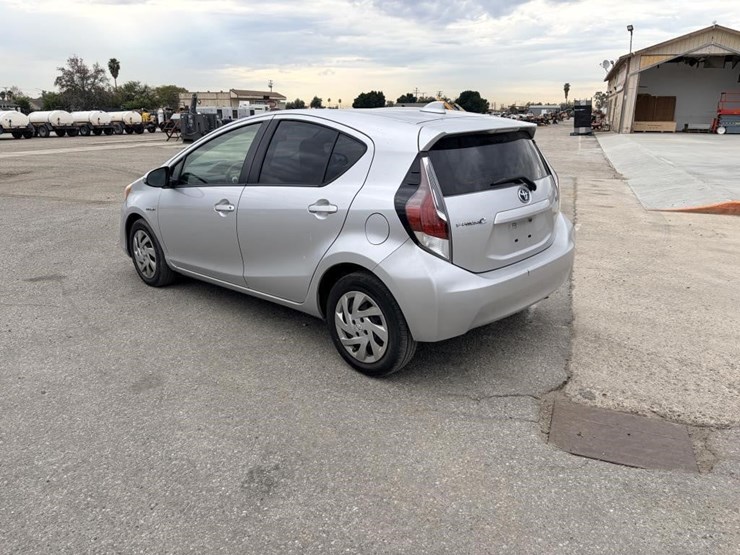 2015-toyota-prius-c-sedan-image-4