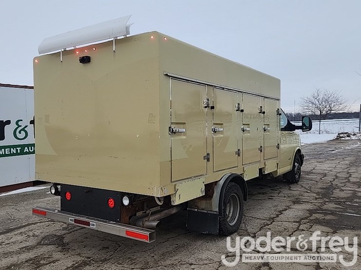 2015-gmc-savana-g4500-image-6