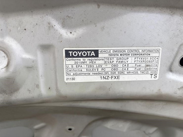 2015-toyota-prius-c-sedan-image-8