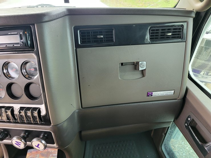 2012-kenworth-w900l-image-46