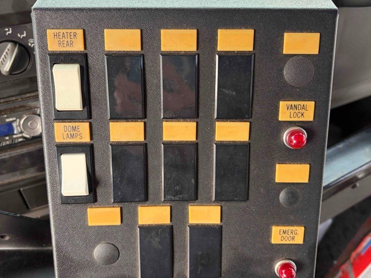 2005-chevrolet-bus-image-15