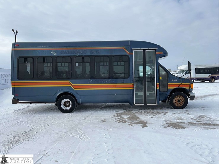 2005-ford-e-series-s/a-24-passenger-bus-image-11
