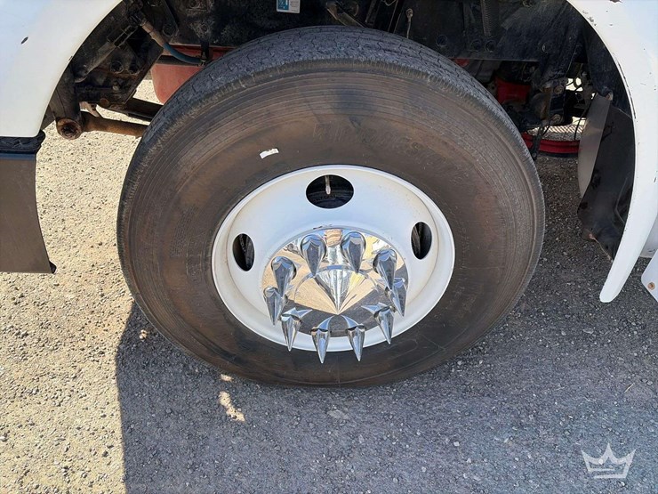 2013-peterbilt-567-image-22