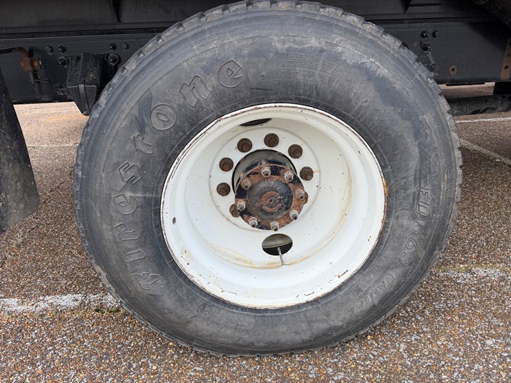 2016-freightliner-m2-106-image-12