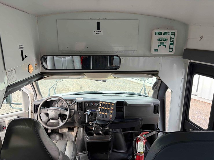 2005-chevrolet-bus-image-16