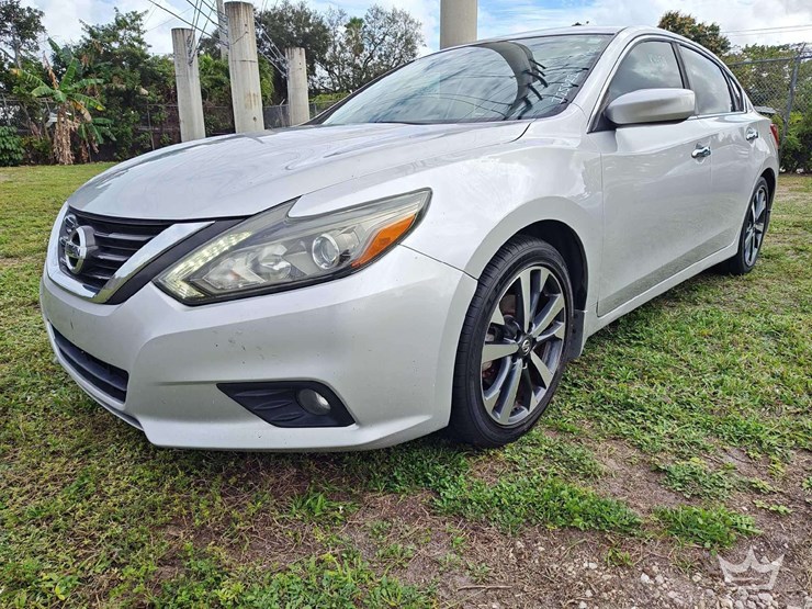 2017-nissan-altima-sedan-image-1