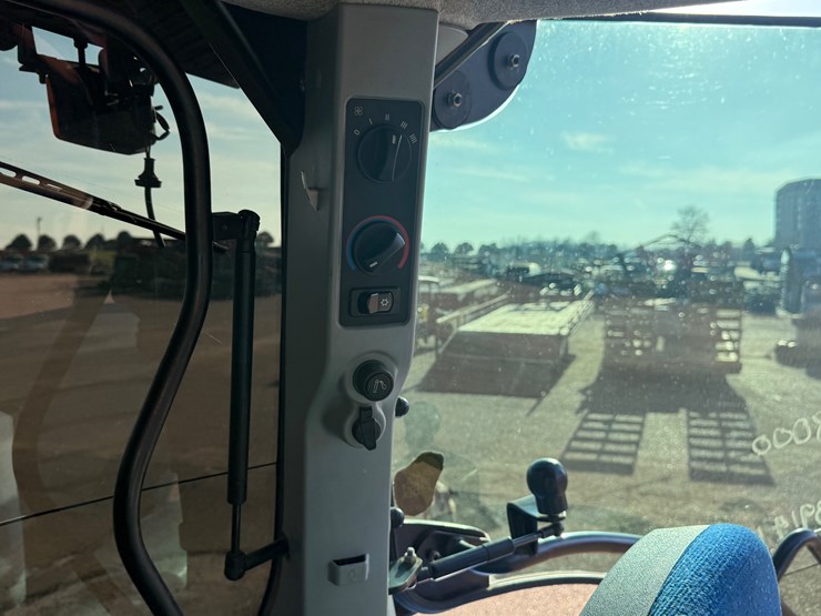 new-holland-t6070-image-31