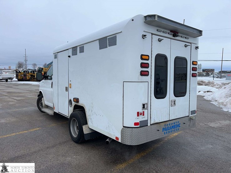 2016-chevrolet-express-g3500-image-2