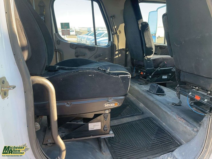 2005-freightliner-m2-106-image-16