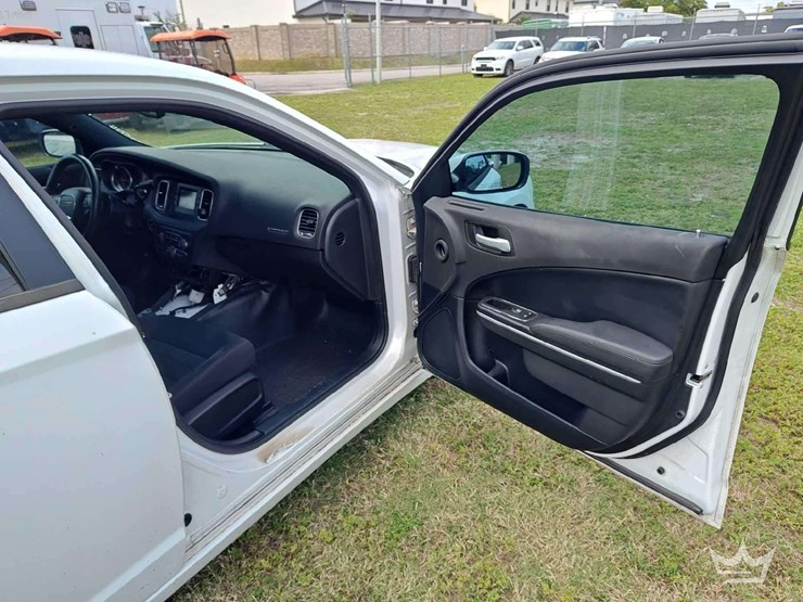 2017-dodge-charger-sedan-image-38