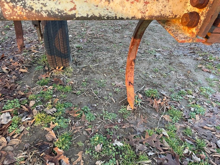 11-shank-pull-type-chisel-plow-image-5