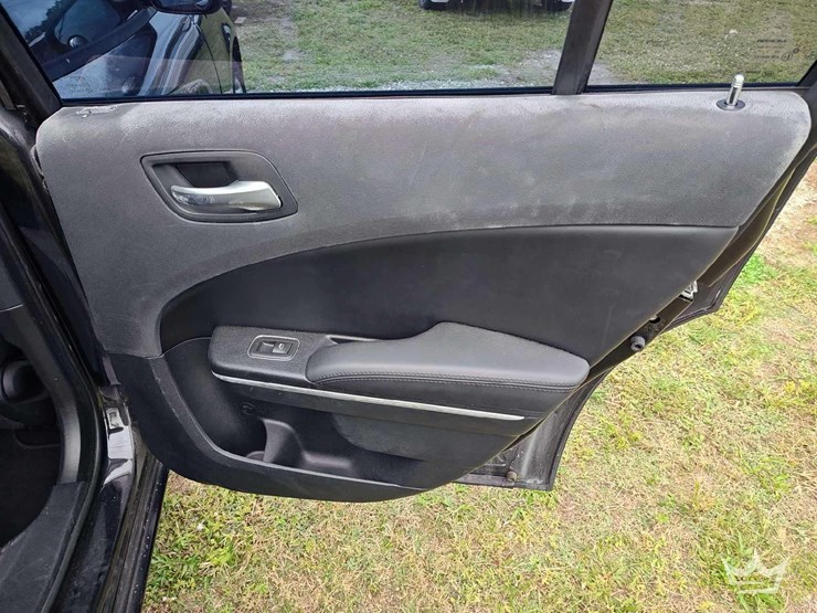 2015-dodge-charger-sedan-image-31