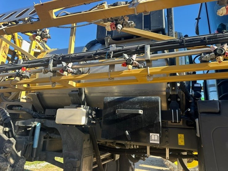 #4295-•-**rogator-900c-4x4-self-propelled-sprayer-agca0900lnnnl1061-image-26