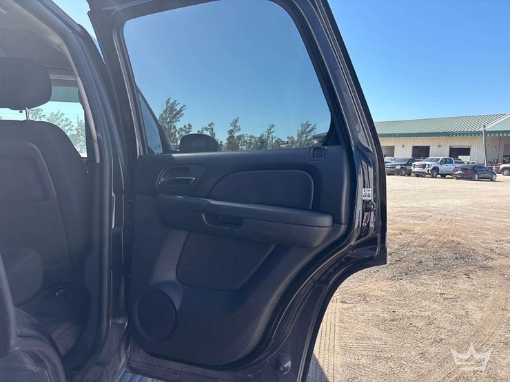 2010-chevrolet-tahoe-image-23