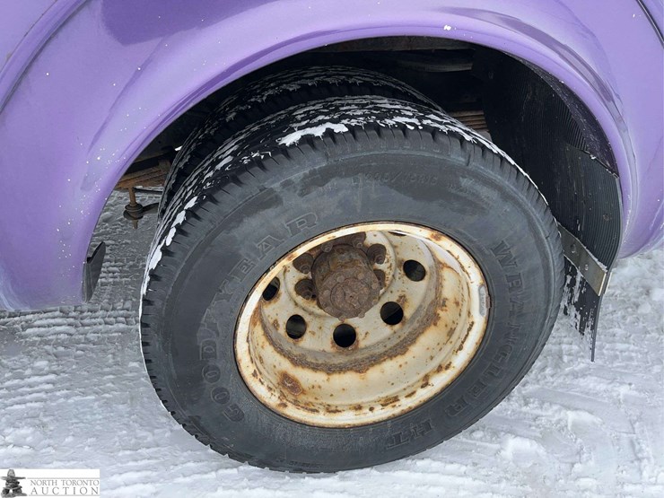 2009-ford-e-series-s/a-24-passenger-bus-image-12