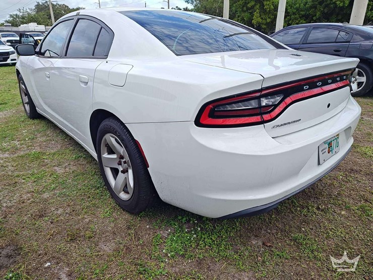 2017-dodge-charger-sedan-image-4