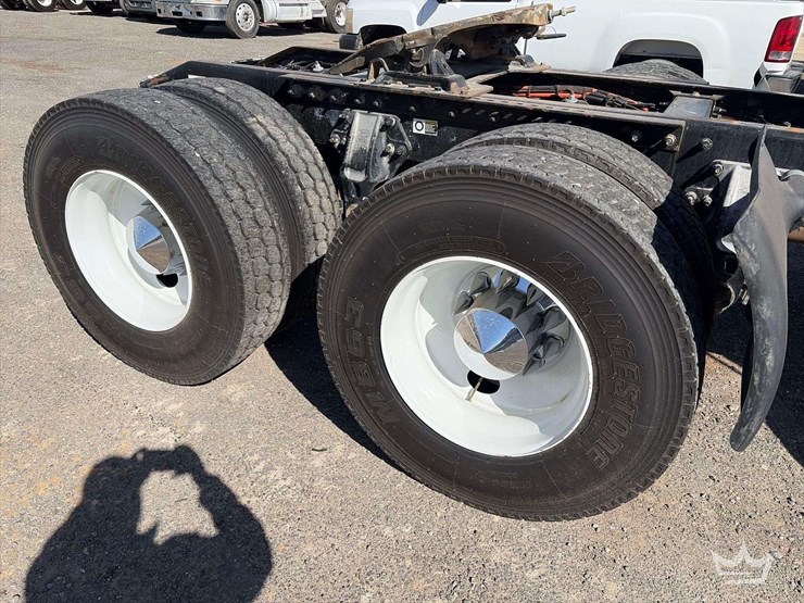 2013-peterbilt-567-image-24