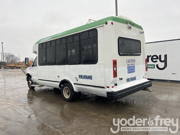 2014-ford-e450-image-4