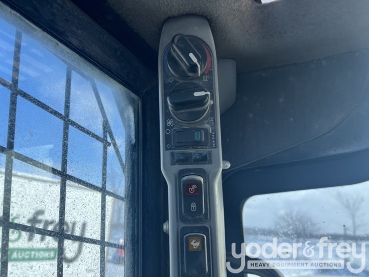 2017-new-holland-l234-image-34