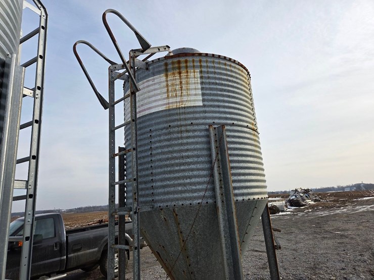 4-ton-chore-time-feed-bin-image-9