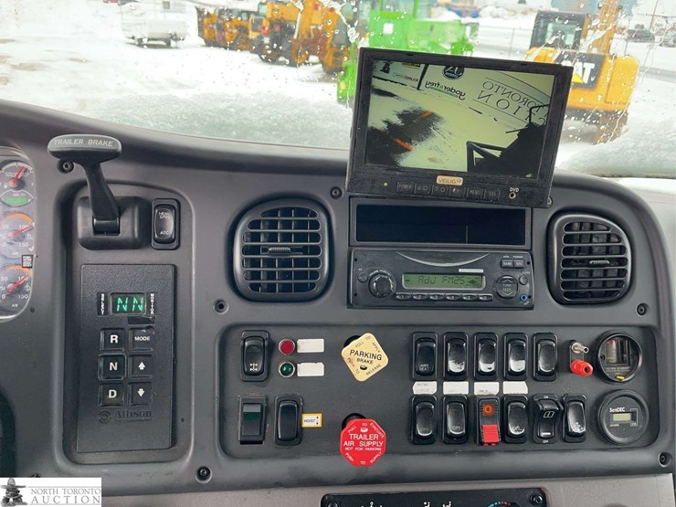 2011-freightliner-m2-106-image-18