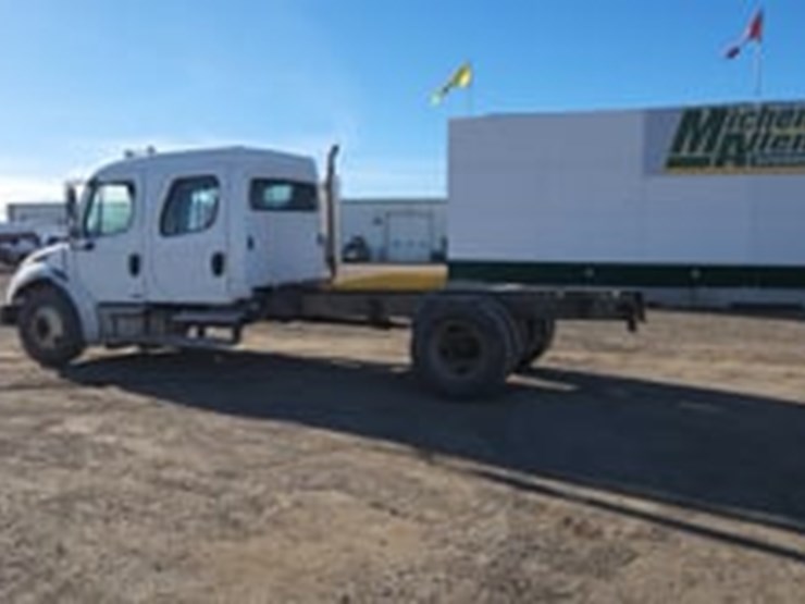 2005-freightliner-m2-106-image-5