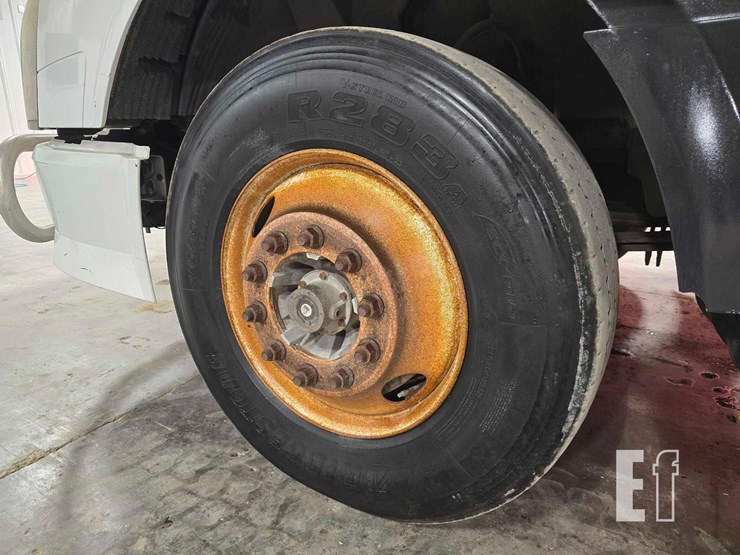 2013-volvo-vnl64t300-image-20