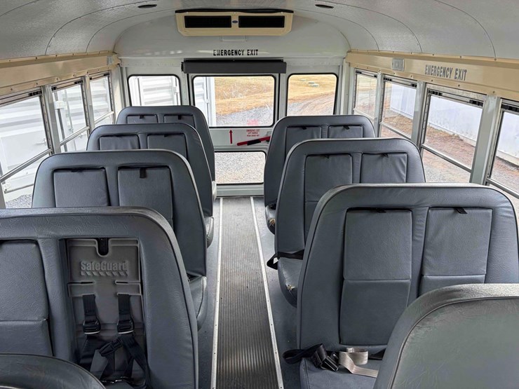 2005-chevrolet-bus-image-17