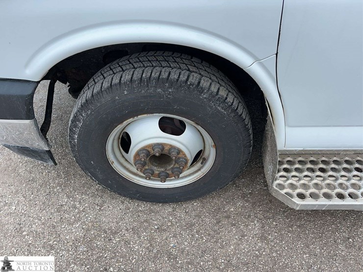 2017-chevrolet-express-s/a-ambulance-image-10