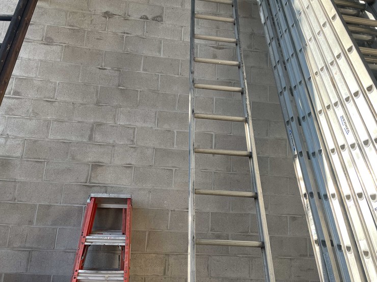#2772-•-aluminum-extension-ladder-image-3