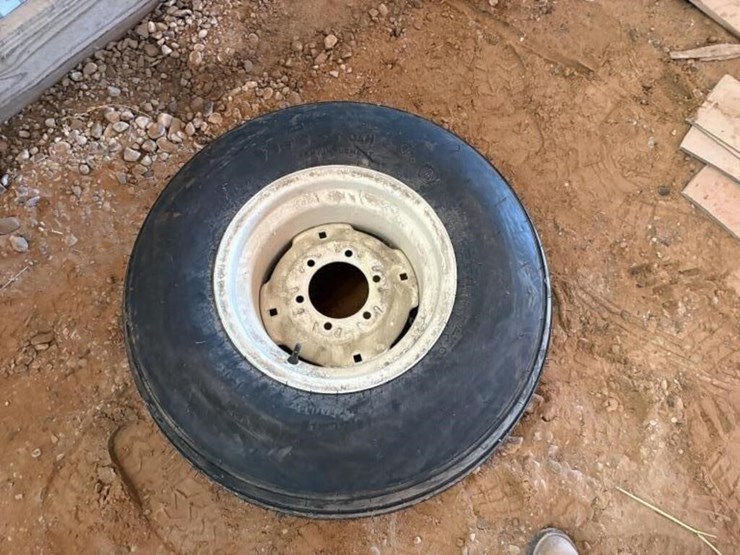 new-12.5l---15-implement-tire-w/rim-image-1