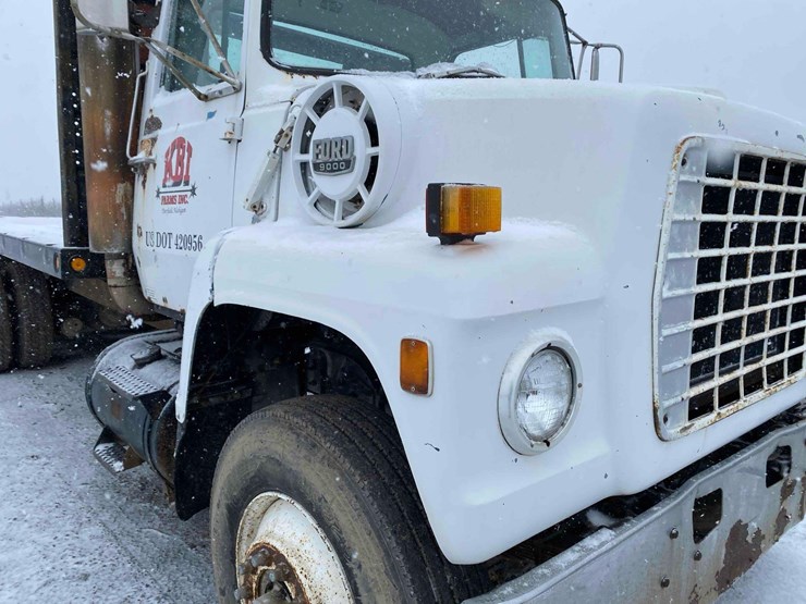 1983-ford-9000-image-9