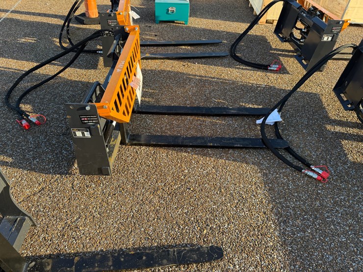#7866-•-skid-steer-hydraulic-pallet-forks-image-3