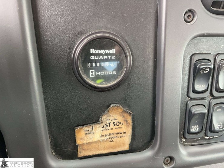 2018-freightliner-m2-106-image-23