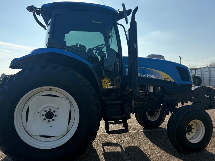 new-holland-t6070-image-8