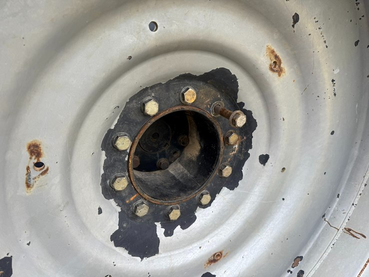 2015-case-ih-340-image-9