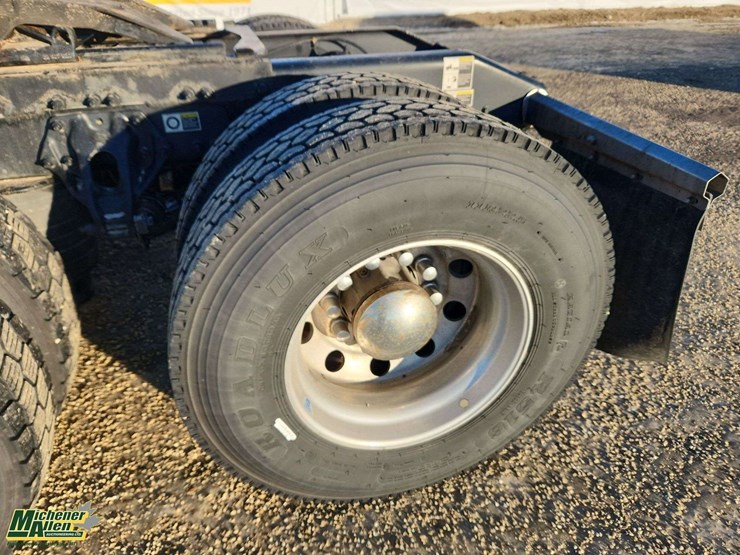 2024-peterbilt-579-image-12